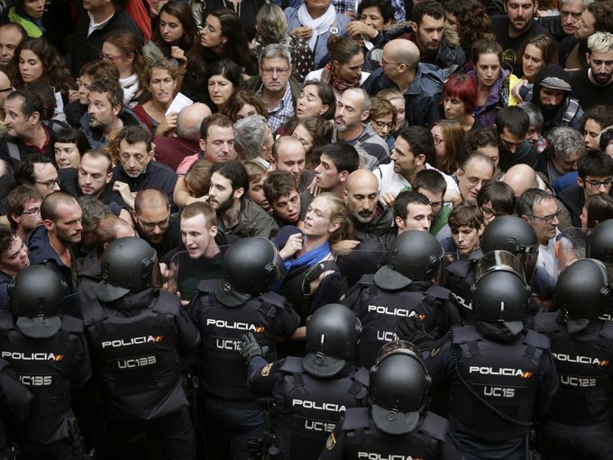 Guardia Civil clash with voters